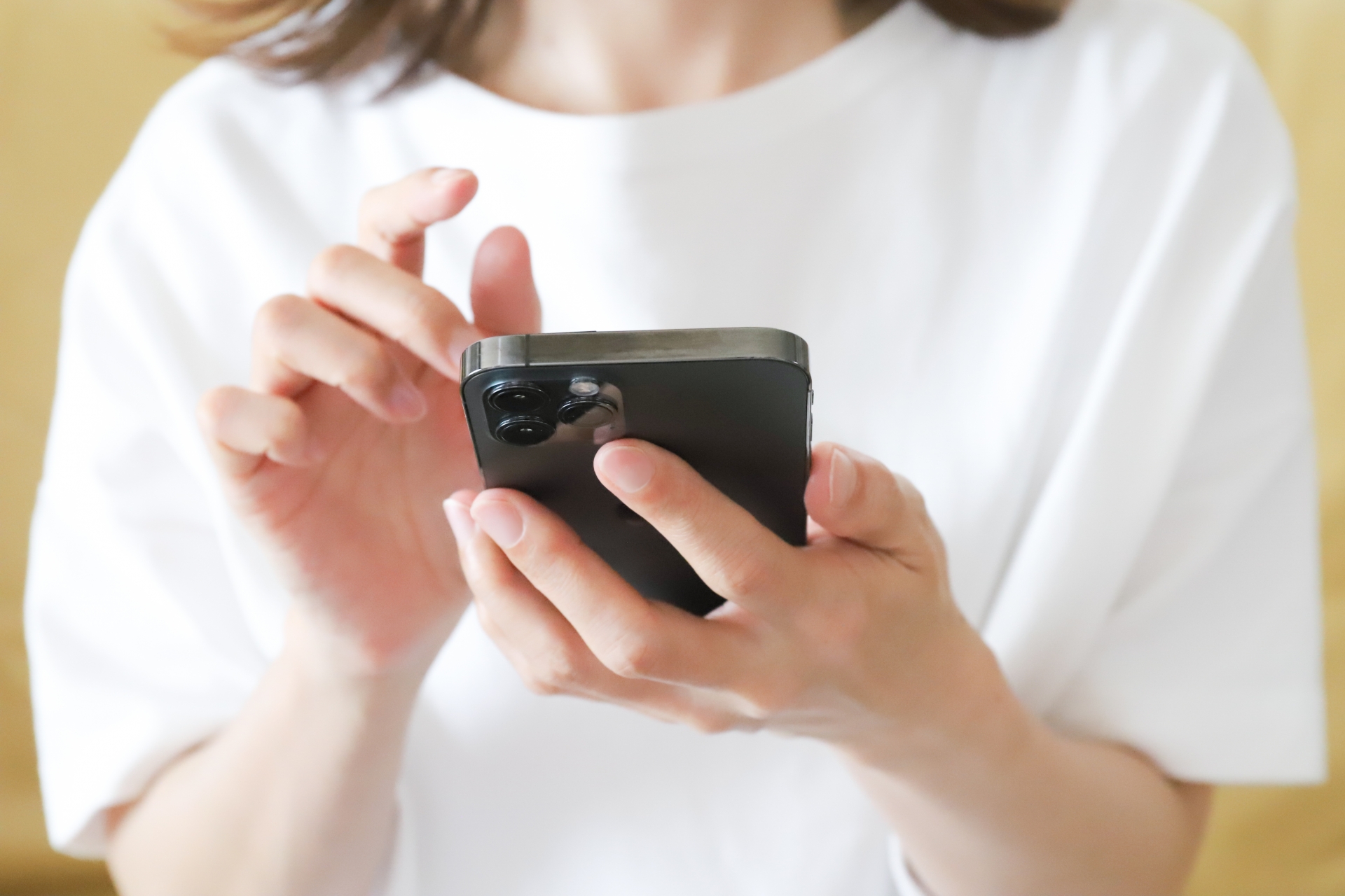 スマホでLINEを操作する様子