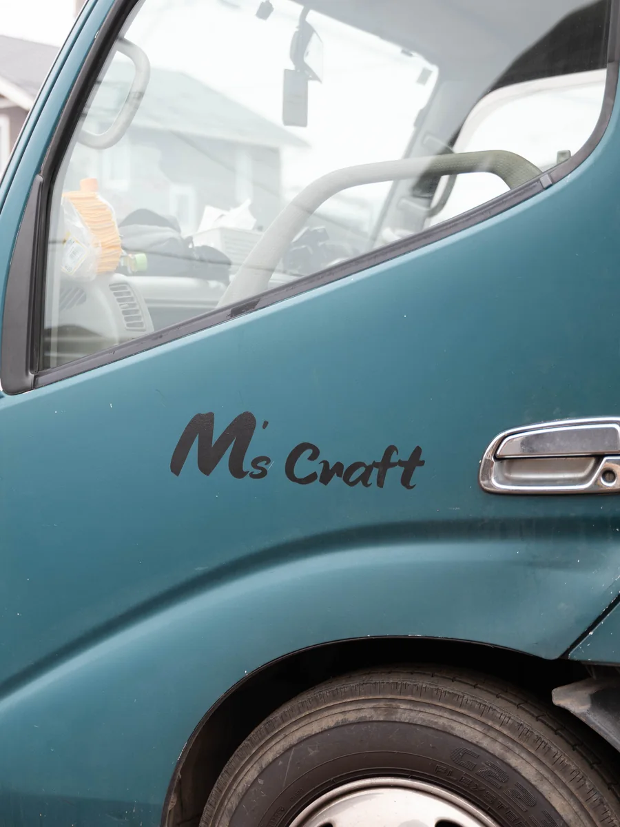 M'scraftのロゴが入った作業用トラック