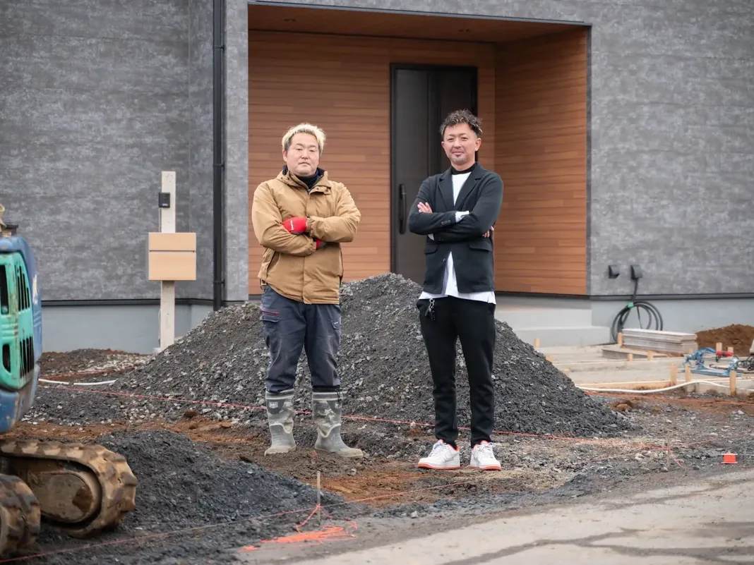 現場に立つM'scraftのスタッフ2名